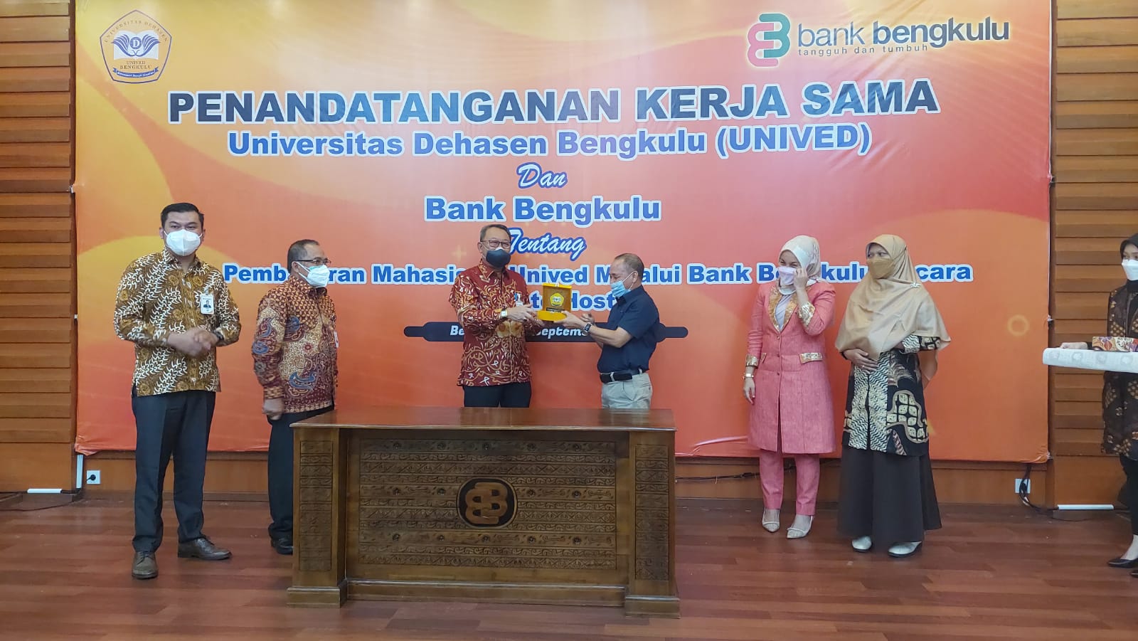 Penandatanganan PKS Host to Host Pembayaran Uang Kuliah antara Universitas Dehasen Bengkulu dengan Bank Bengkulu